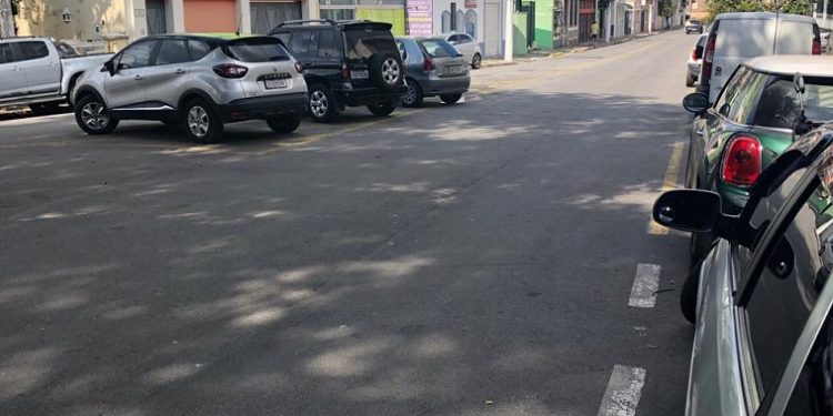 Excesso de veículos e má educação complicam o trânsito