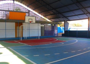 Prefeitura conclui reforma  da quadra na escola  Padre Donato Vaglio