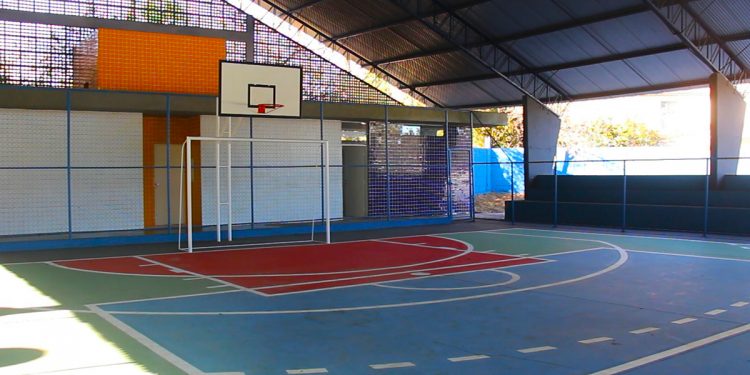Prefeitura conclui reforma  da quadra na escola  Padre Donato Vaglio