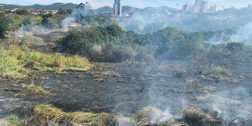 Incêndio atinge terreno ao lado do Paço Municipal