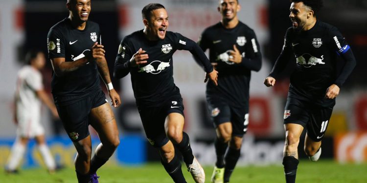 Melhor no segundo tempo, Bragantino derrota o São Paulo e segue na liderança