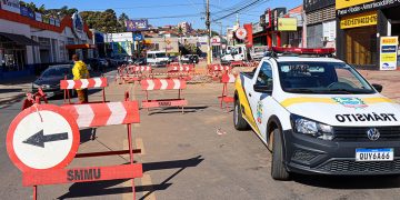 Obras de combate a enchentes na Avenida Jose Gomes da Rocha Leal causam transtornos naturais