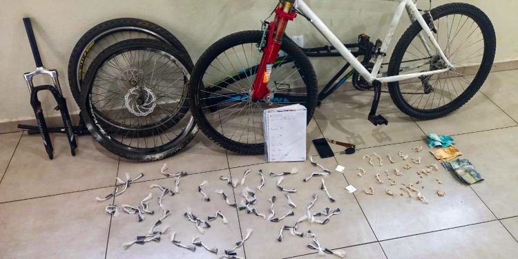 Equipe Bravo “dá o bote” e prende traficantes com 176 porções de crack e cocaína