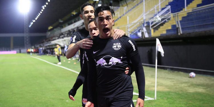 Com dificuldades, Bragantino avança na Sul-Americana após empate com o Del Valle