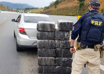 PRF detém adolescente com quase 300 kg de “fumo” em carro roubado