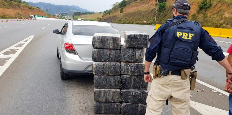 PRF detém adolescente com quase 300 kg de “fumo” em carro roubado