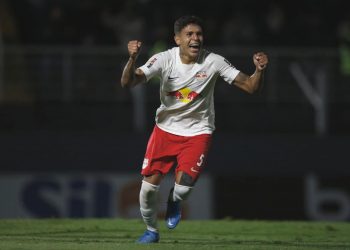 Em noite de pontapés, expulsão e pouco público, Bragantino vence o Atlético-GO