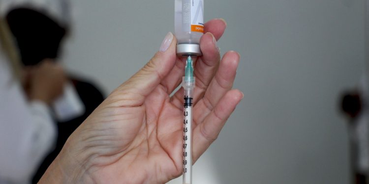 QUINTA E SEXTA: Secretaria realizará vacinação SEM AGENDAMENTO contra a Covid-19