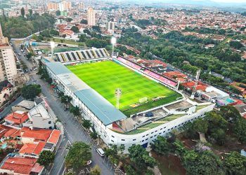 Telões no estádio Nabizão para a final da Sul-Americana, hoje à tarde
