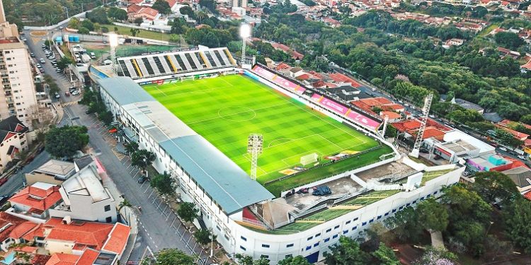 Telões no estádio Nabizão para a final da Sul-Americana, hoje à tarde