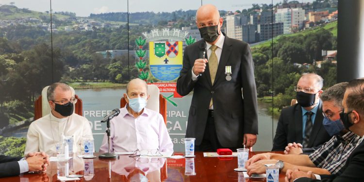 Prefeito Jesus Chedid é agraciado com medalha da Força Expedicionária