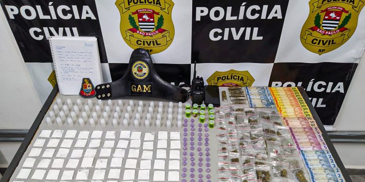 GAM e RPM prendem homem com mais de 200 porções de drogas no Caetetuba em Atibaia