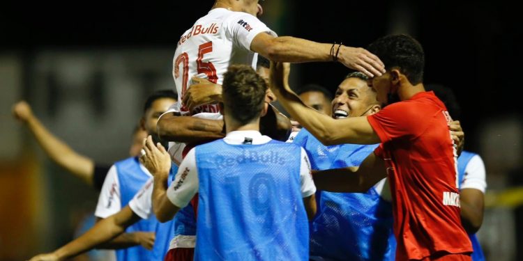 Bragantino vence com facilidade o lanterna Novorizontino