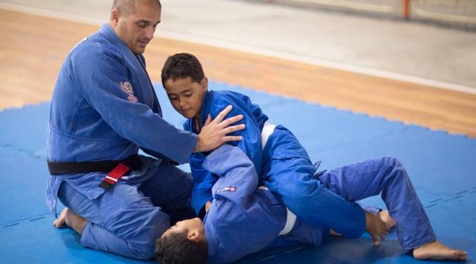 Treinos de Jiu-Jitsu e Muay Thai oferecidos gratuitamente pela Prefeitura