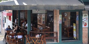 Decreto amplia horário de estabelecimentos e exige comprovante vacinal