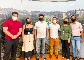 Prefeitura e Microcamp firmam parceria para cursos gratuitos