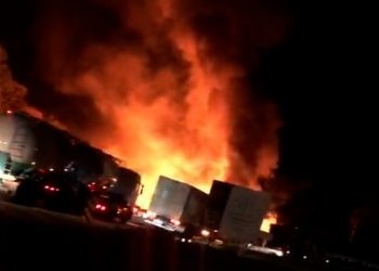 Carreta pega fogo na Fernão Dias