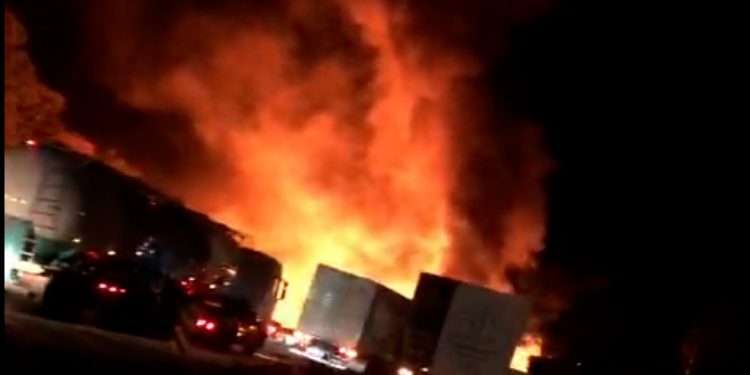 Carreta pega fogo na Fernão Dias