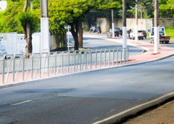 Iniciada a colocação de gradis de proteção em trecho da ciclovia
