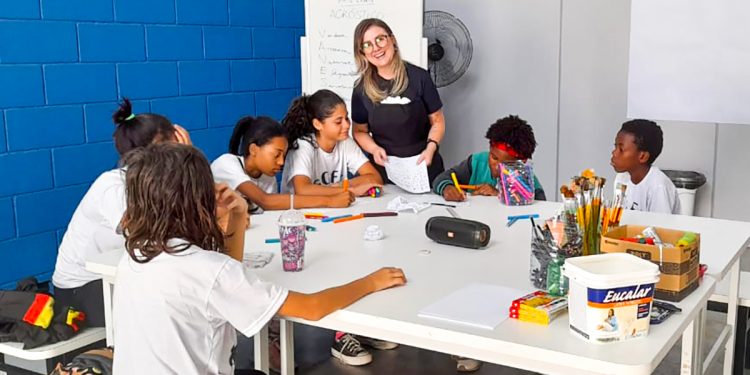 SCFV realiza oficinas de Arteterapia e Natação