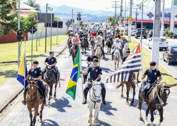 Cavalhada marca início da 28ª Festa do Peão