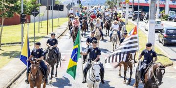 Cavalhada marca início da 28ª Festa do Peão