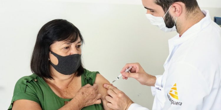Quarta dose contra a Covid para quem tem 60+ começou