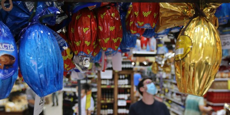 Preços tornam ovo de chocolate amargo e bacalhau ‘salgado’