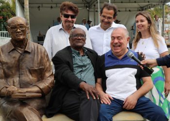 Estátua em homenagem ao poeta Oswaldo de Camargo é inaugurada na Praça da Poesia