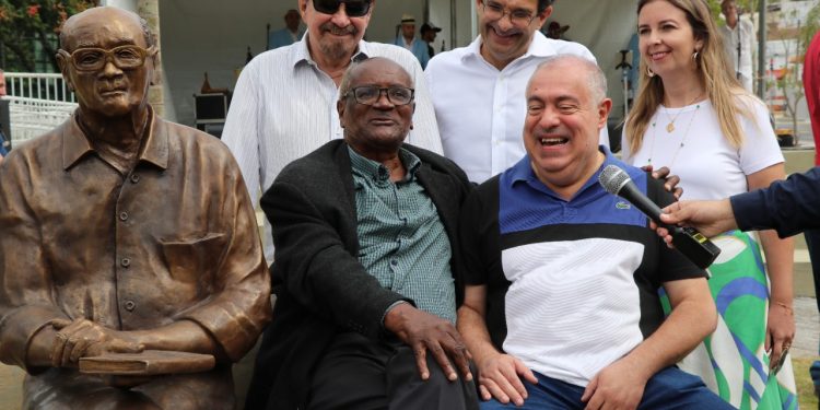 Estátua em homenagem ao poeta Oswaldo de Camargo é inaugurada na Praça da Poesia