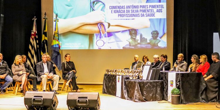Profissionais da saúde são homenageados pela Administração Municipal 