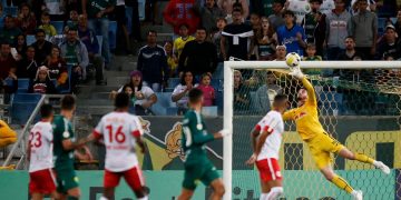 Em noite inspirada, Cleiton salva o Bragantino da derrota em Cuiabá