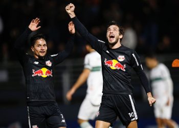 Bragantino se impõe e goleia o Coritiba