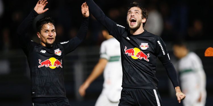 Bragantino se impõe e goleia o Coritiba