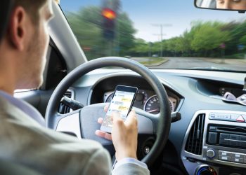 28 motoristas flagrados a cada hora falando ao celular enquanto dirigem