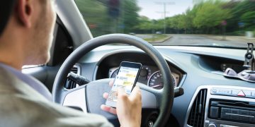 28 motoristas flagrados a cada hora falando ao celular enquanto dirigem