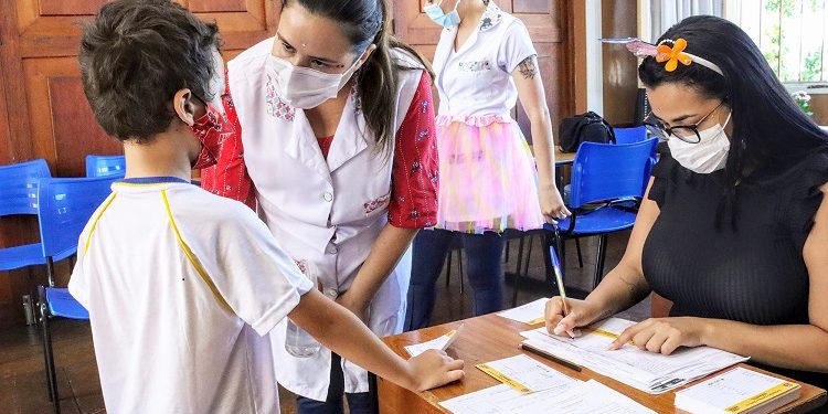 Vacina Covid : Saúde recebe Coronavac para atender crianças a partir dos 3 anos