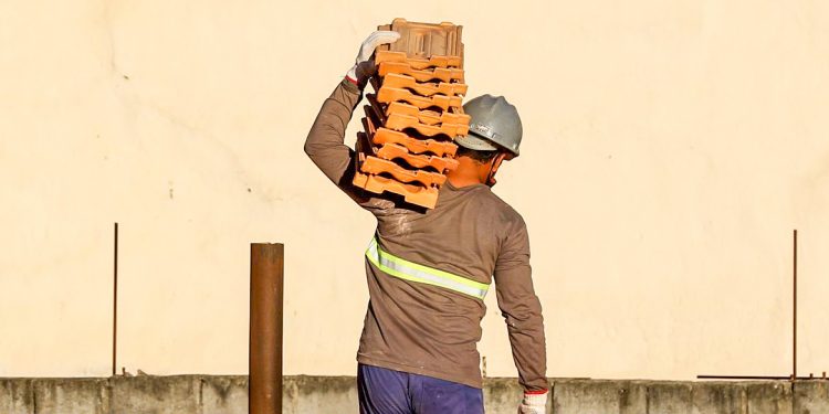 Serviços e Construção Civil respondem pela maioria dos empregos criados em junho