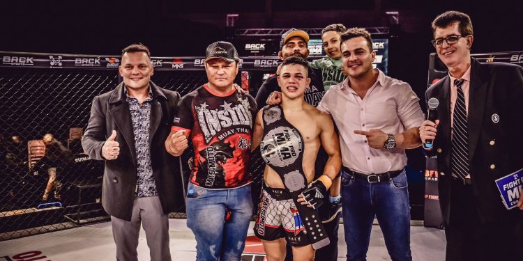 2 º FIGHT PRO MMA: Diante da forte torcida, Jean Matsumoto mantem cinturão do peso galo