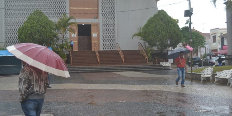 Semana deve terminar com alto volume de chuva e frio