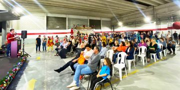 ENFEITES NATALINOS:  CRAS e escolas municipais são pontos de arrecadação de garrafas pet