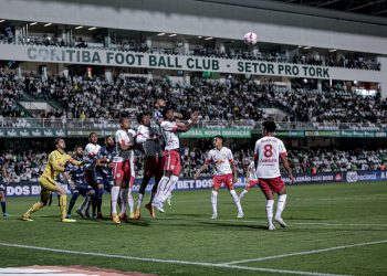 Bragantino consegue perder do Coritiba, que atuou com 10 jogadores
