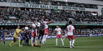Bragantino consegue perder do Coritiba, que atuou com 10 jogadores