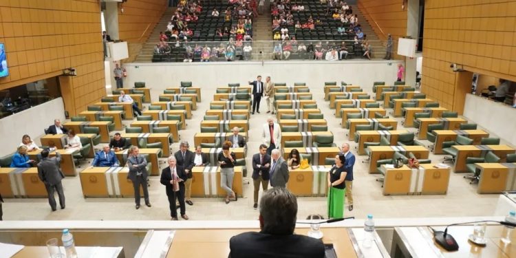 Alesp acaba com desconto em salário de servidores aposentados e pensionistas   