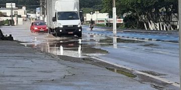 Fortes chuvas não causam enchentes, mas ponto de alagamento é registrado