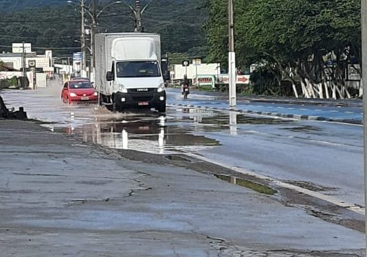 Fortes chuvas não causam enchentes, mas ponto de alagamento é registrado