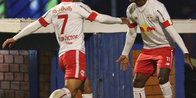 Bragantino vence o Avaí em jornada inspirada de Hyoran e Artur