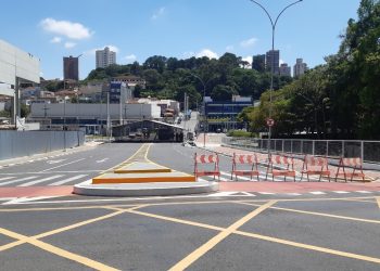 Rua Pedro Splendore paralela à Praça da Poesia está interditada