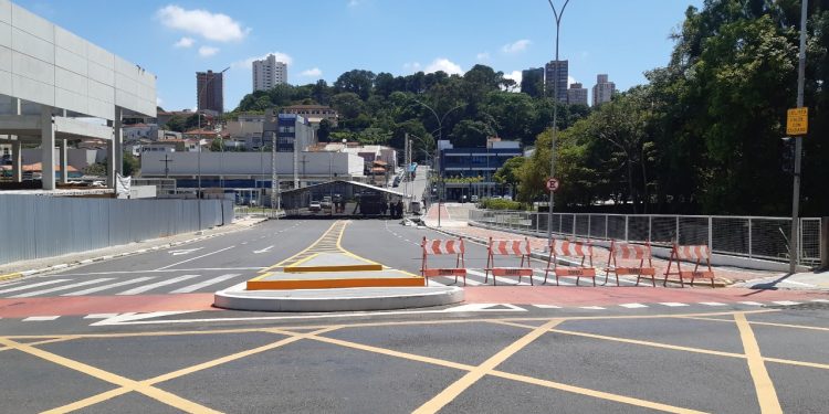 Rua Pedro Splendore paralela à Praça da Poesia está interditada