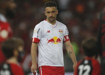 Léo Ortiz realizou cirurgia no joelho e previsão de volta é de seis meses